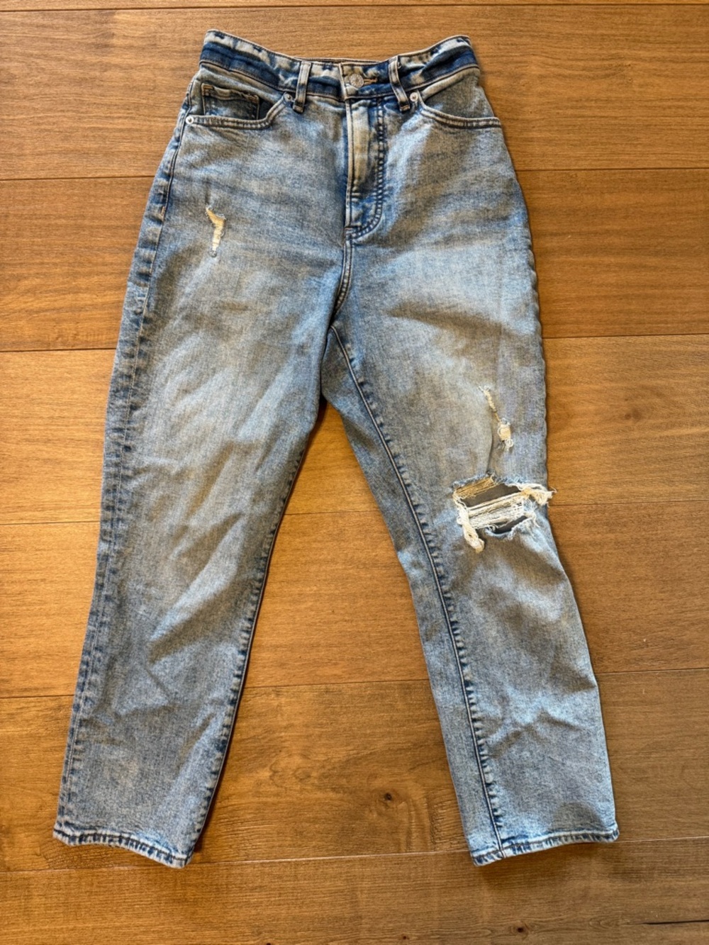 Express Distressed Curvy Mom jeans Jeans in Washed Blue Ankle